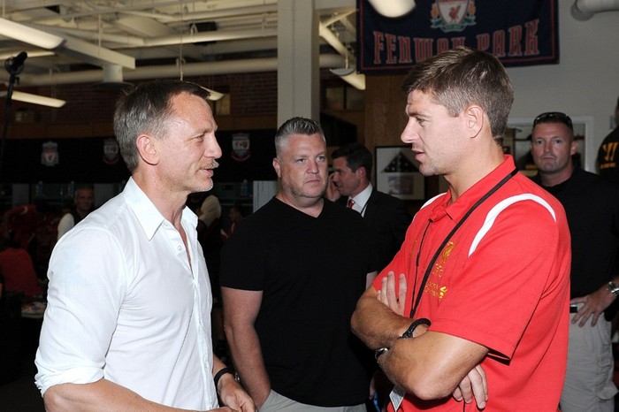 Daniel Craig trò chuyện cùng đội trưởng Steven Gerrard.